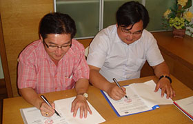 Signing contract with Malaysia client for turnkey project of 40TPH high -grade poultry feed mill plant